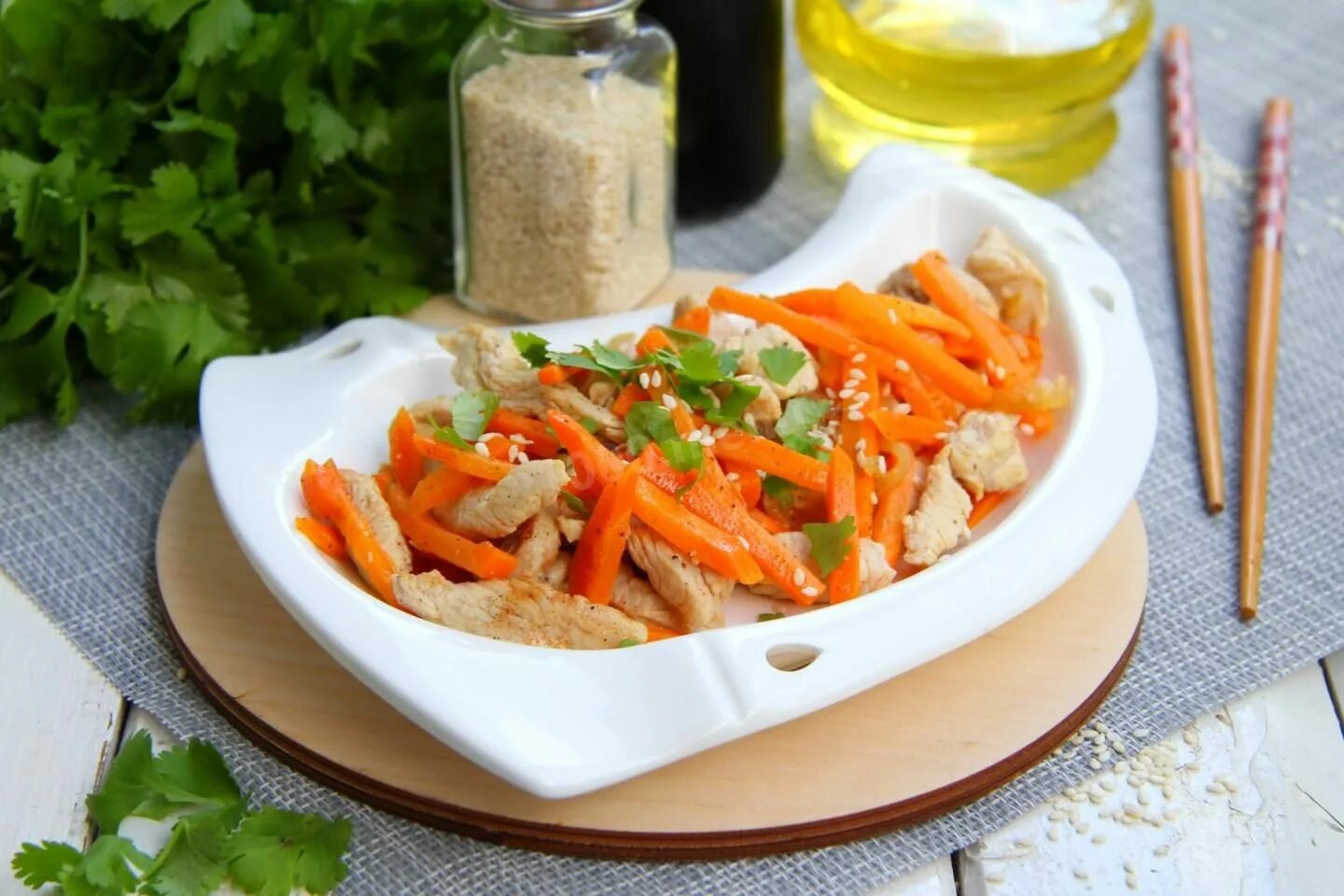 Салат с курицей и свежей морковью. Корейские салаты. Блюда с корейской морковкой. Салат с корейской морковью. Корейская морковь с курицей.
