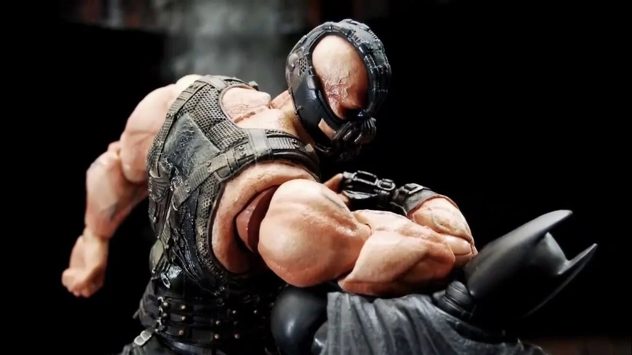 Bane перевод. Бэйн Бэтмен. Бэйн темный рыцарь. Бейн из Бэтмена.