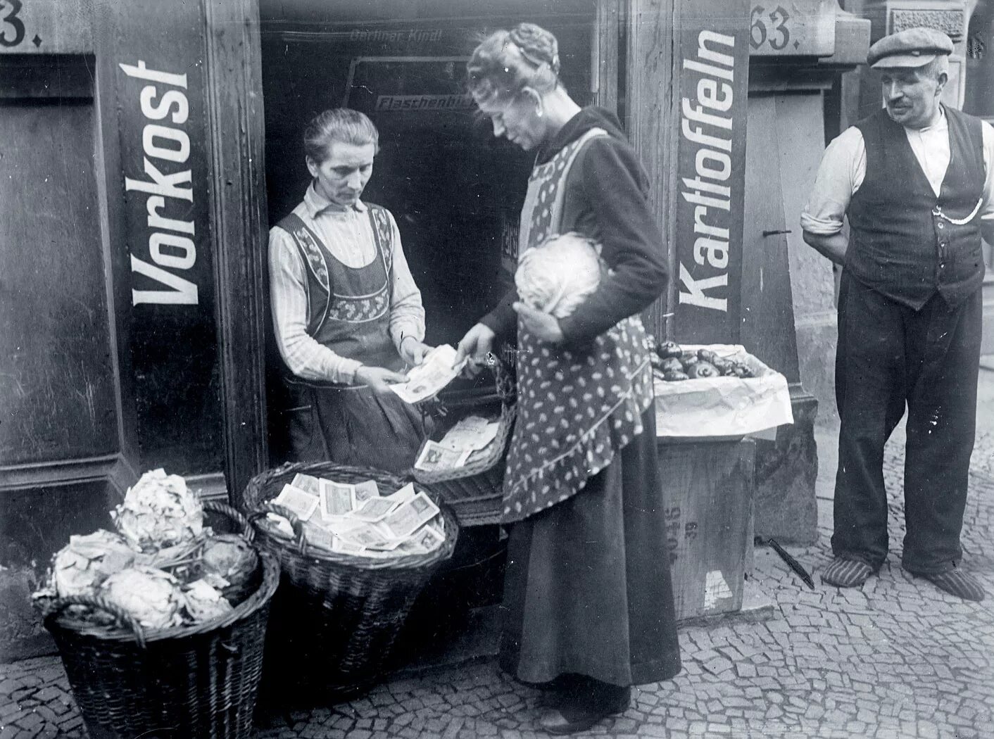 Зарплата во время войны. Гиперинфляция в Германии 1921-1923. Гиперинфляция в Германии 1923. Инфляция в Германии 1923. Гиперинфляция в Веймарской Республике.