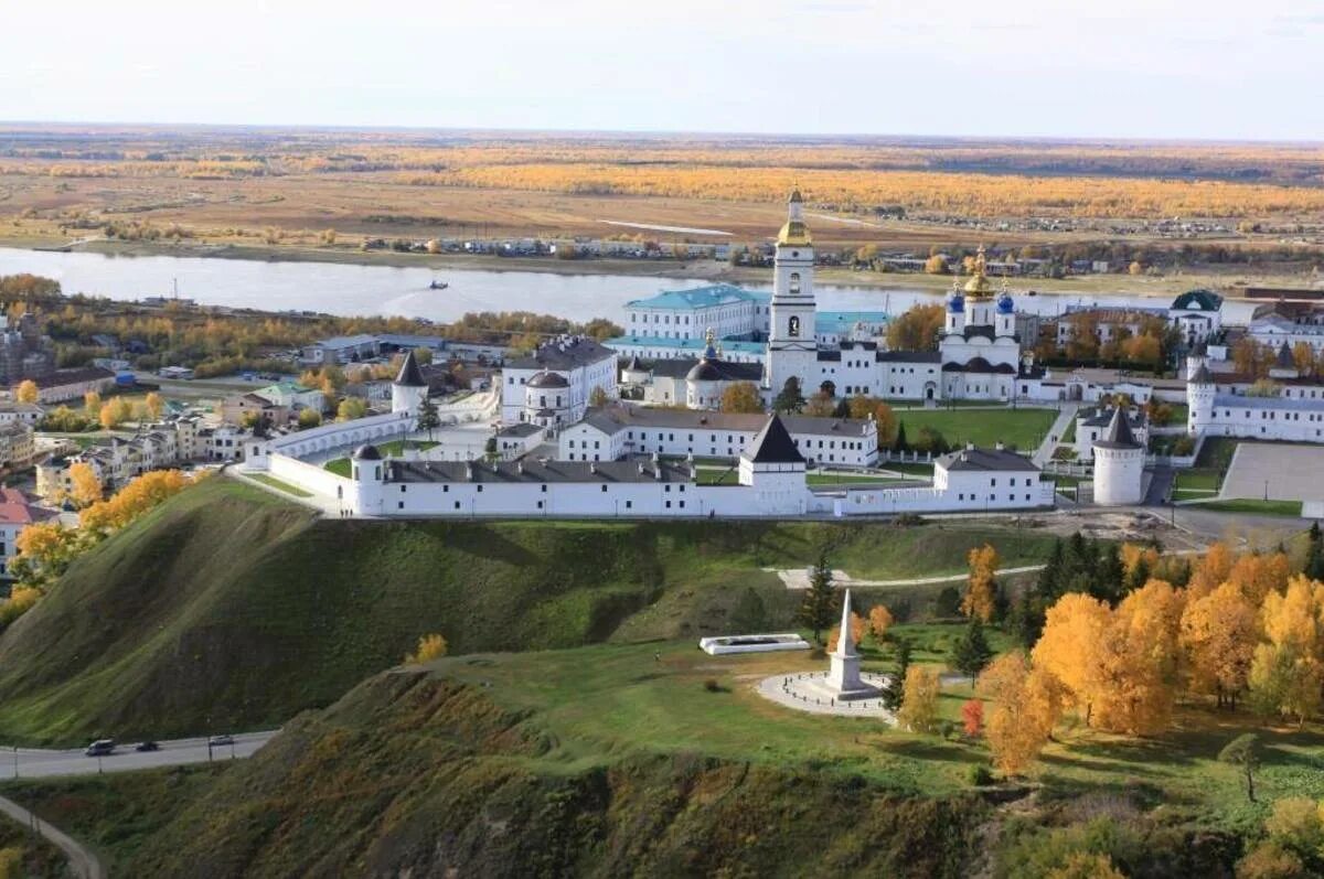 Как называется город тобольск. Город Тобольск Тобольский Кремль. Тобольский Кремль Тюмень. Сибирский Кремль Тобольск. Достопримечательности Тобольска. Тобольский Кремль..