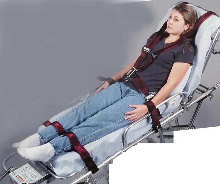 Привязал к маме вибратор. Ремни фиксирующие для больных. Привязанная к креслу. Фиксирующие ремни для лежачих больных. Кресло с ремнями для рук и ног.