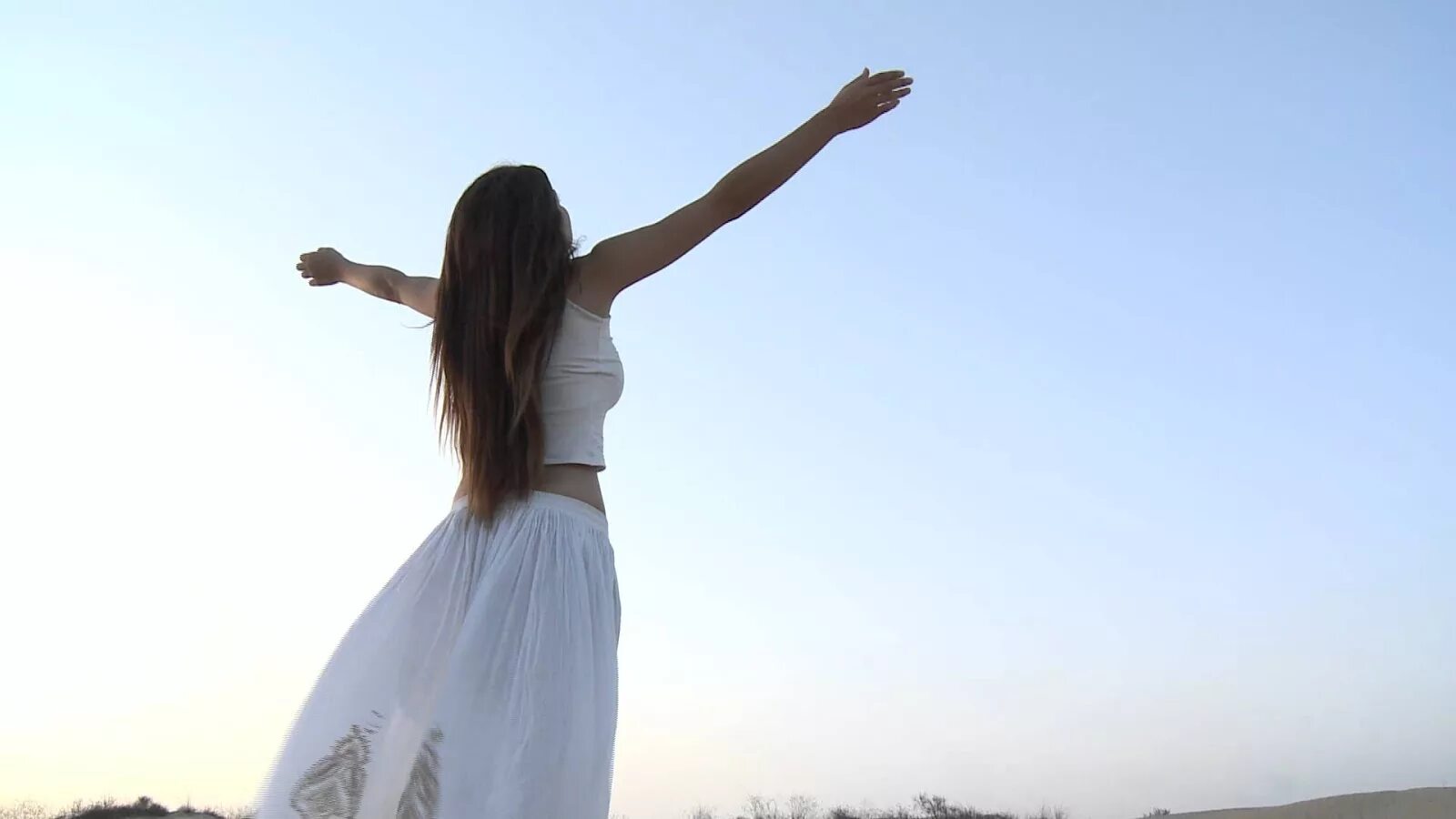 Девушка лежит. Красивая осанка девушки. Девушка лежит на спине. Девушки спине верх. Девушка со спины.