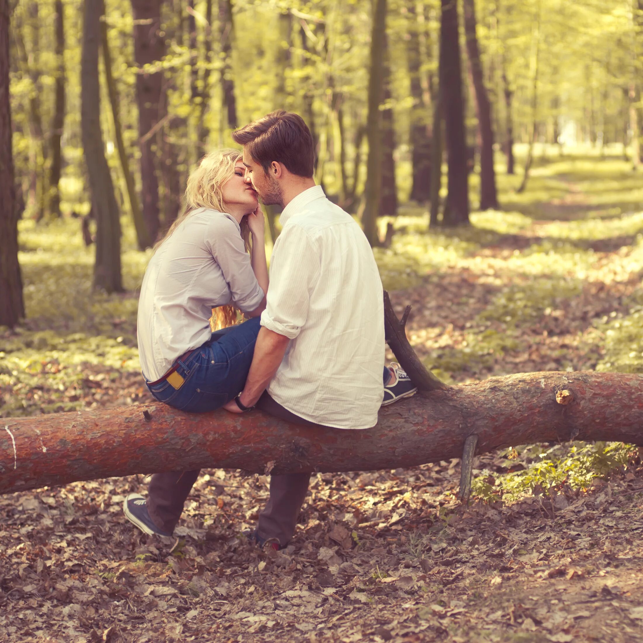 девушка с пороном в лесу. осенняя фотосессия пары. фотосессия в лесу парень. фотосессия в лесу. влюбленные на природе.