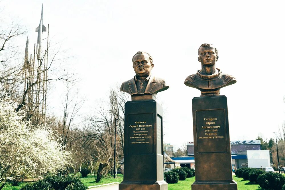 Памятник Юрия Гагарина в Симферополе. Гагарин Симферополь памятник. Памятник Гагарину и Королева в Королеве. Симферополь Гагаринский парк аллея славы.