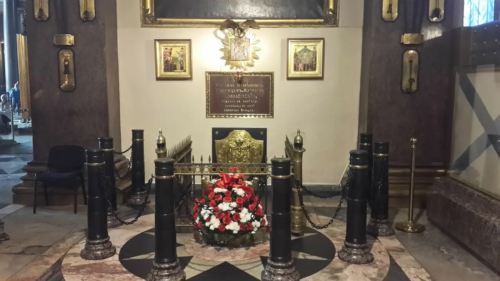 Кто похоронен в казанском. Могила Кутузова в Казанском соборе. Захоронение Кутузова в Казанском соборе.