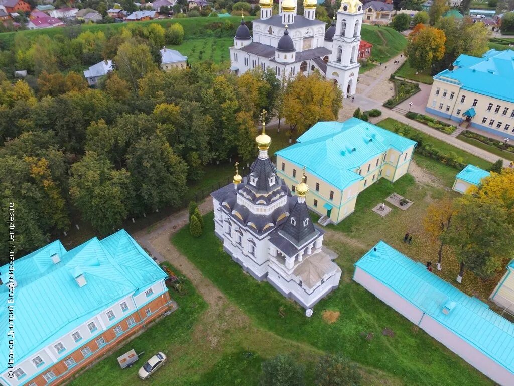 Дмитровск подмосковье. Елизаветинская Церковь Дмитров. Дмитровский Кремль гимназия Логос. Дмитровский Кремль в Дмитрове.