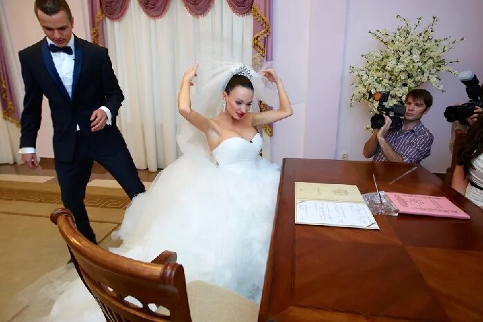 можно ли жениться второй раз. свадебная церемония в церкви. православная семья венчание. можно ли жениться второй раз. замуж.