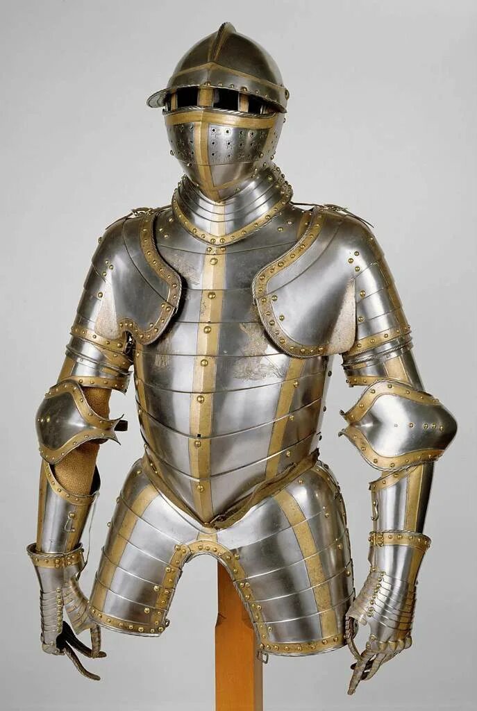 миланский доспех рыцарь реконструктор. миланский доспех рыцарь реконструктор. доспехи средних веком. рыцарский латный доспех. латные доспехи средневековья.