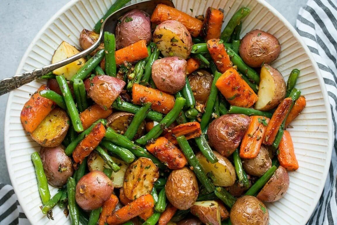 Овощи с грибами в духовке рецепты. Картошка с овощами. Жареные овощи. Овощной гарнир. Жареные овощи и грибы.