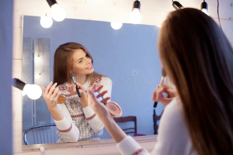 Макияж перед зеркалом. Makeup in Front of a Mirror. Стилист и модель перед зеркалом. Девочка кривляется перед зеркалом.