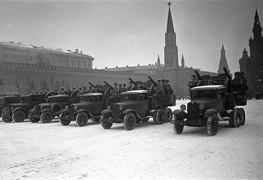 Чем известен 1941 год. Парад 7 ноября 1941 года. Парад 7 ноября 1941 года в Москве на красной площади. День военного парада на красной площади 1941 года. Парад на красной площади 7 ноября 1941 г..