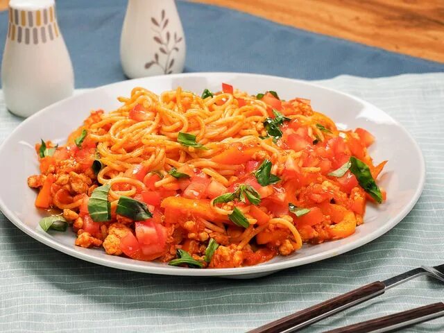 Рецепт рис помидор морковь лук. Спагетти с томатом и луком. Макароны с луком и томатами. Спагетти с фаршем луком и морковью. Макароны с болгарским перцем и морковью луком.