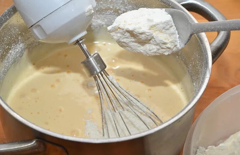 сотейник для варки карамели. приготовление сыра в домашних. замес теста для печенья. соус бешамель ингредиенты. добавлять в процессе приготовления.