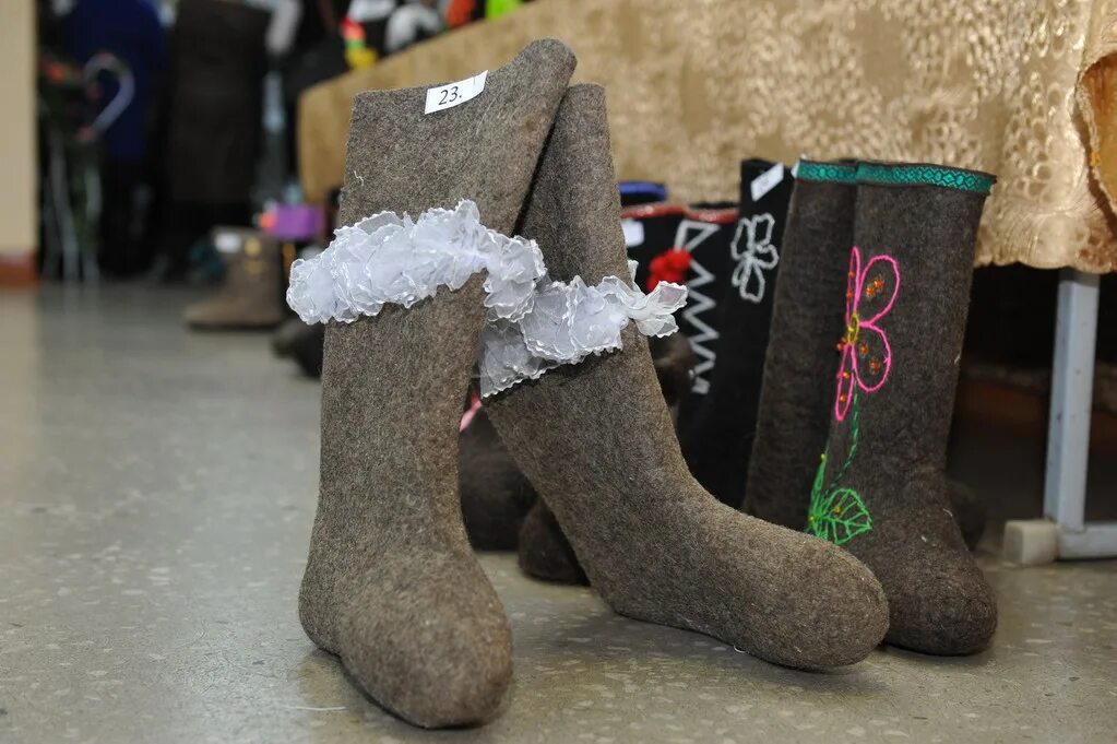 валяние детских валенок. шерстяные валенки. валенки традиционные. красивые валенки. коты на валяной обуви.