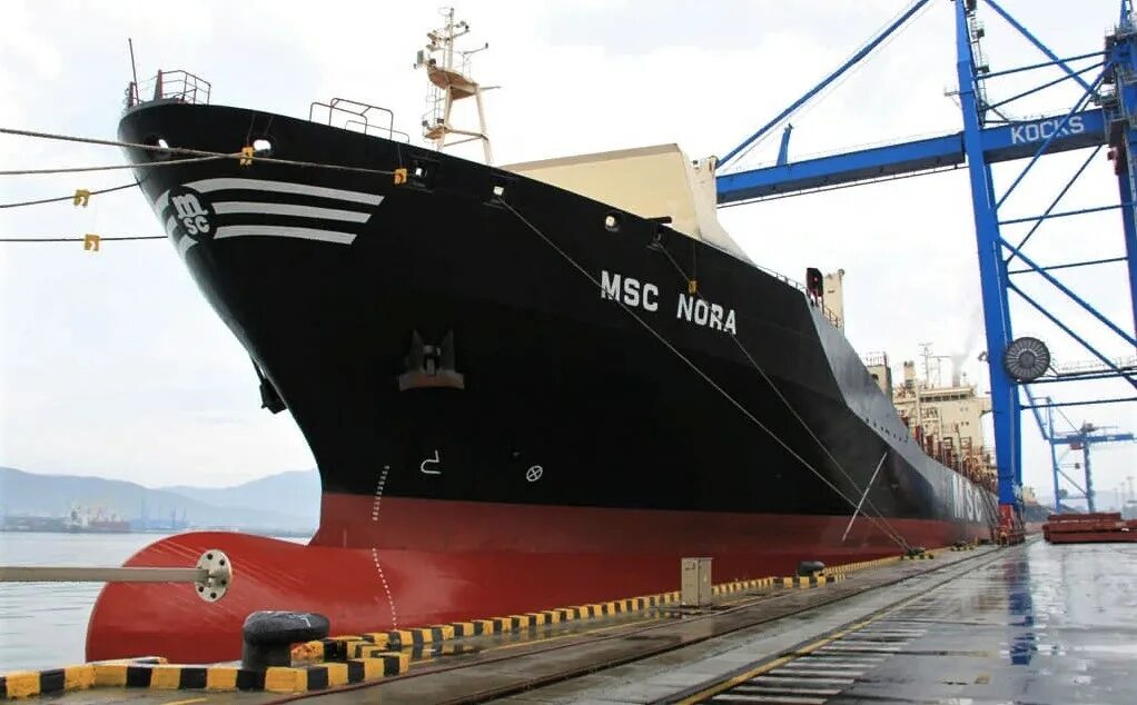 Мурманский рыбный порт. Rpa port. Морское судно в порту. Один из паромов. Алиот судно мурманск.