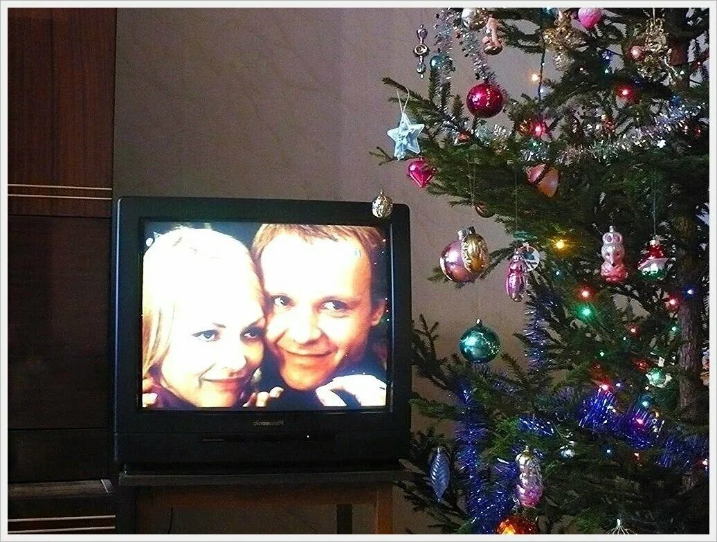 Телевизор новый год. Телевизор с новогодним фильмом. Телевизор и елка. Ирония судьбы в телевизоре.
