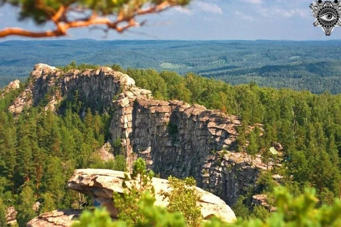 Аракульские Шиханы и озеро Аракуль. Гора Аракуль Шихан Челябинская. Уральские Шиханы Аракуль. Урал озеро Аракуль Шихан.