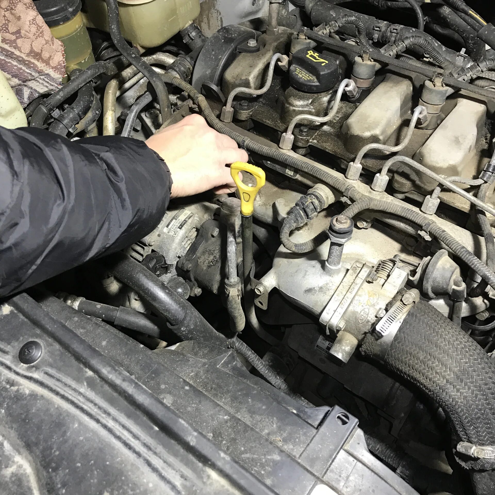 Термостат киа соренто 2. Термостат kia sportage 2. Замена термостата спортейдж 2. Термостат соренто 2. 5 дизель 2004.