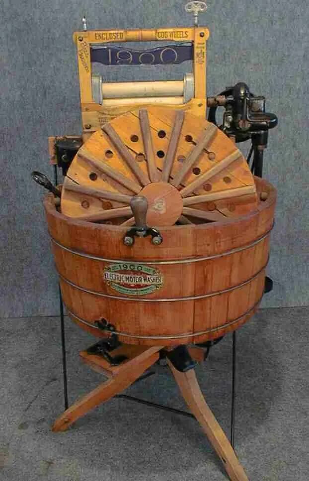 Первая стиральная машина автомат. 15 Августа 1835 запатентована стиральная машина с вращающимся барабаном. Старая стиральная машина. Первая стиральная машина. Старинная стиральная машинка.
