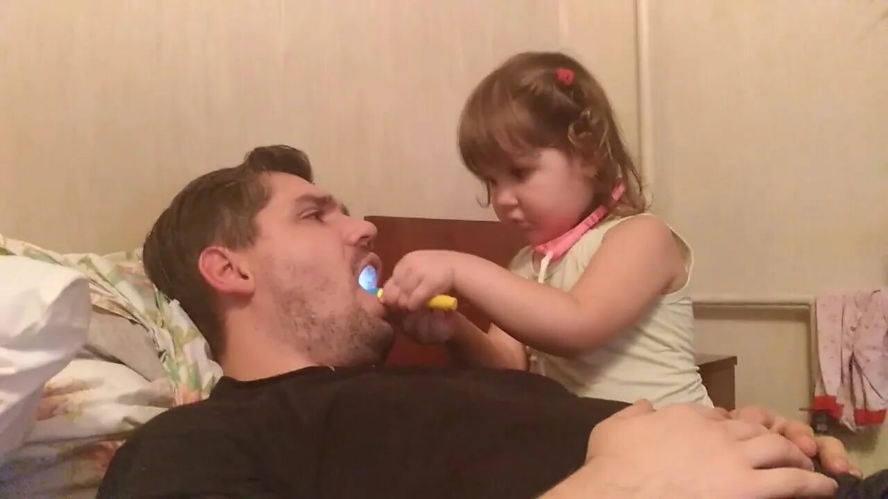 Пока папа играет. Папа играет в доктора. Маленькая дочь лечит папу.