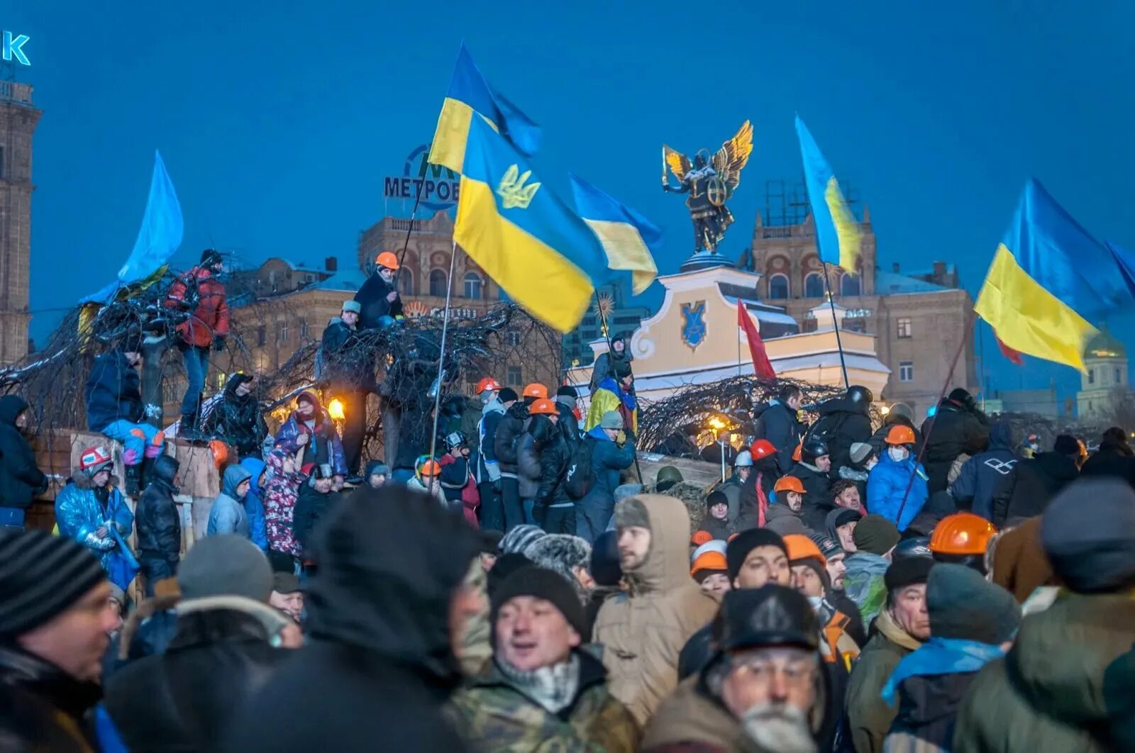 Начало майдана на украине дата. Флаг Украины Майдан. Евромайдан 2014 г. на Украине. Украина 2013. Украинский флаг на Майдане.