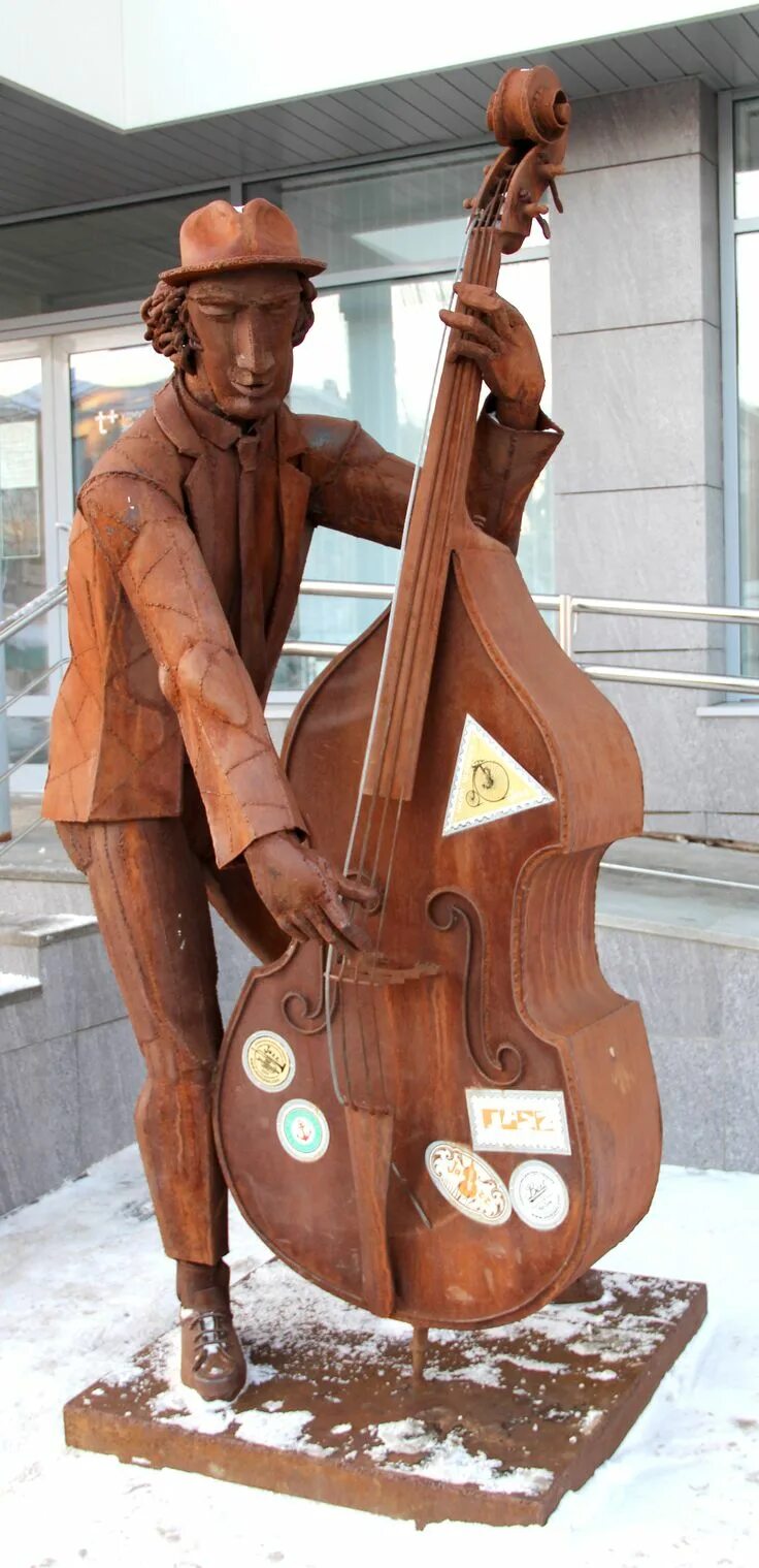 Jazz ижевск. Скульптура контрабасист в ижевске. скульптура джаз. стоматология jazz ижевск. памятник контрабасу.