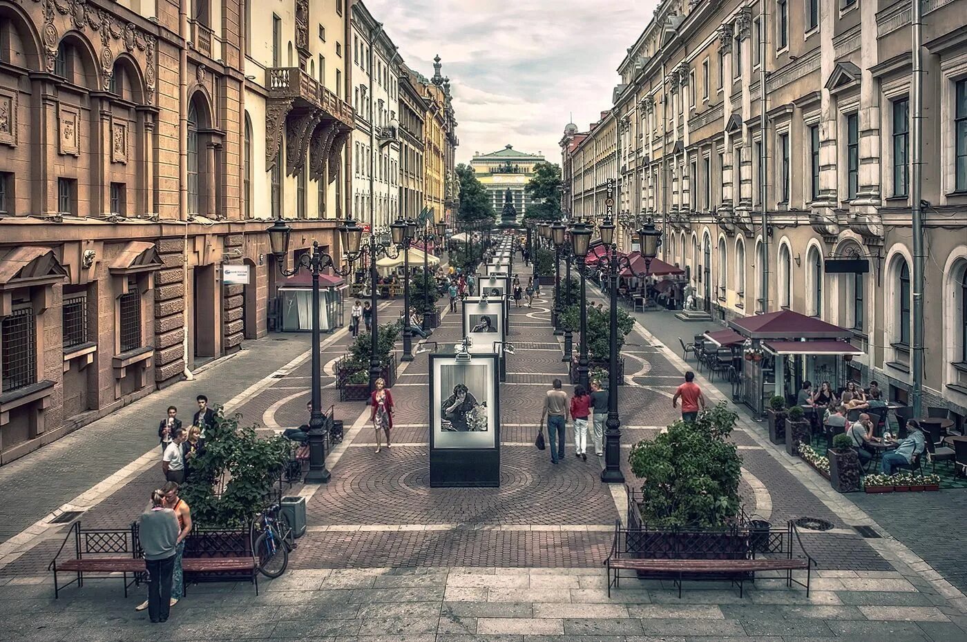 Знаменитые улицы петербурга. Малая Садовая улица Санкт-Петербург. Петербург улица малая Садовая.