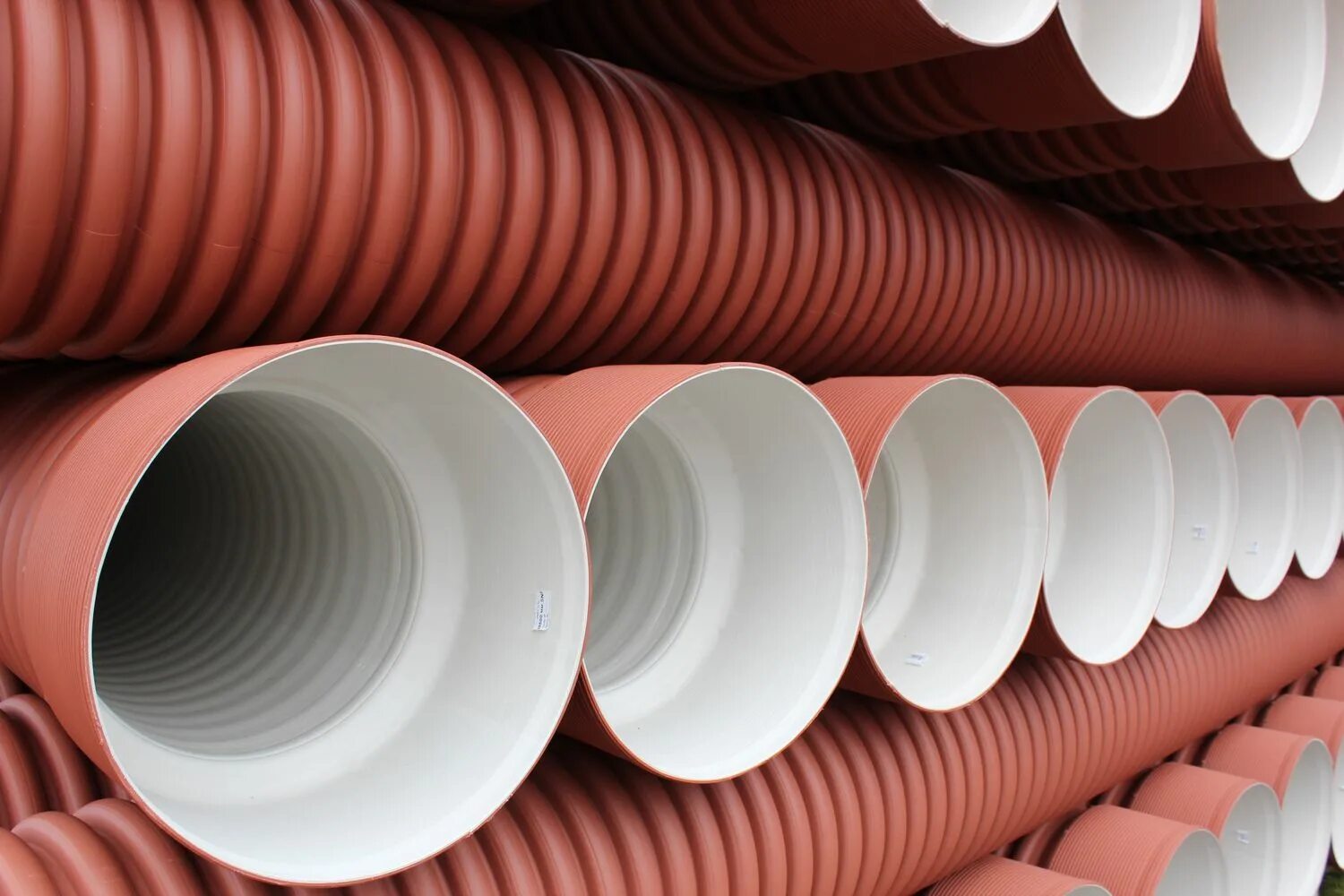 Труба гофрированная пнд 300 мм для сточных вод. Труба для ливневой канализации 300. Пластиковые трубы на заезд. Пластиковые трубы на заезд. Труба дренажная 400 мм sn8.