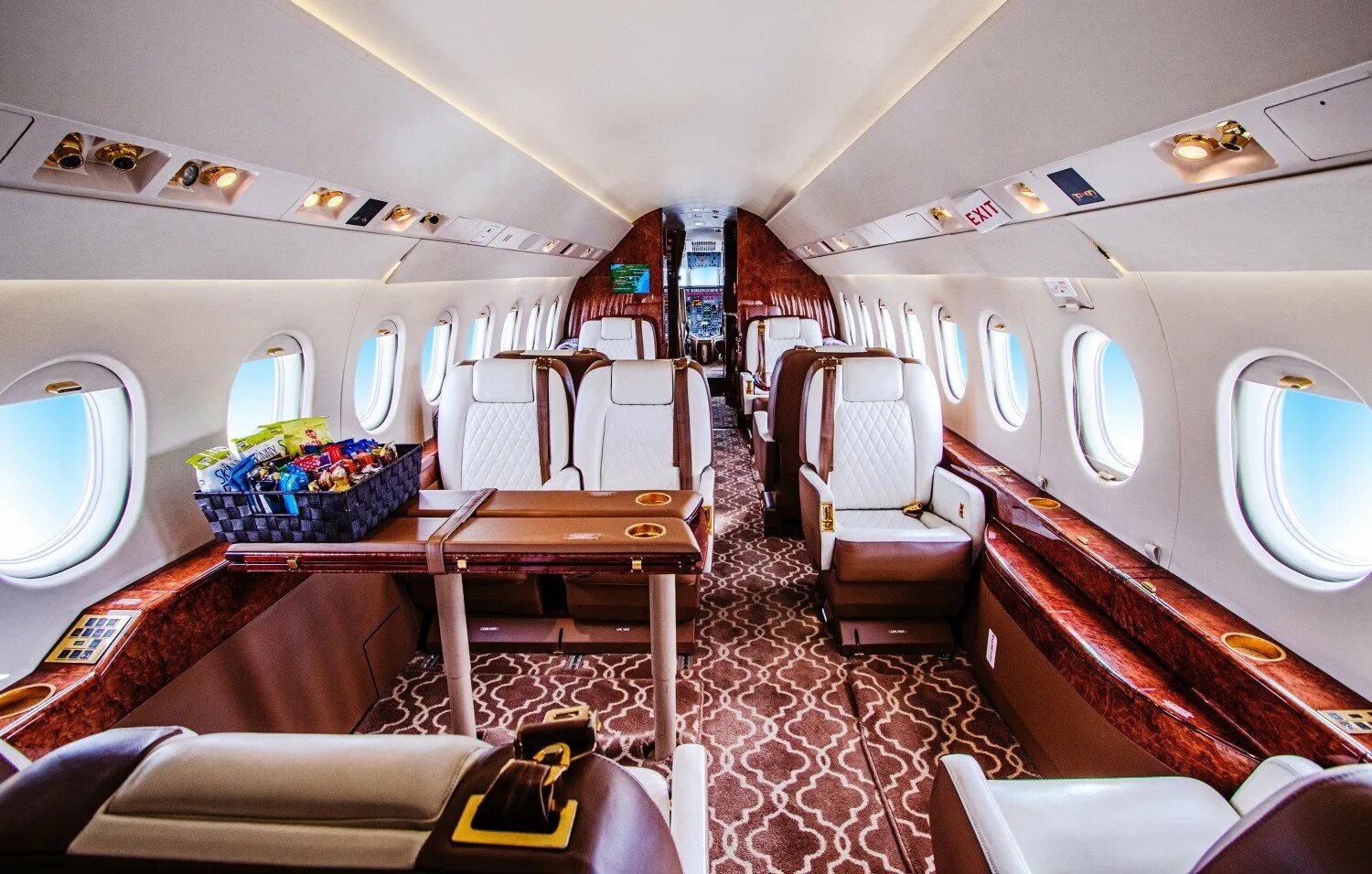 Фалькон воронеж. Фалькон 2000 самолет. Dassault Falcon 2000lx. Falcon 2000 Interior. Dassault Falcon 2000 в Дубай.