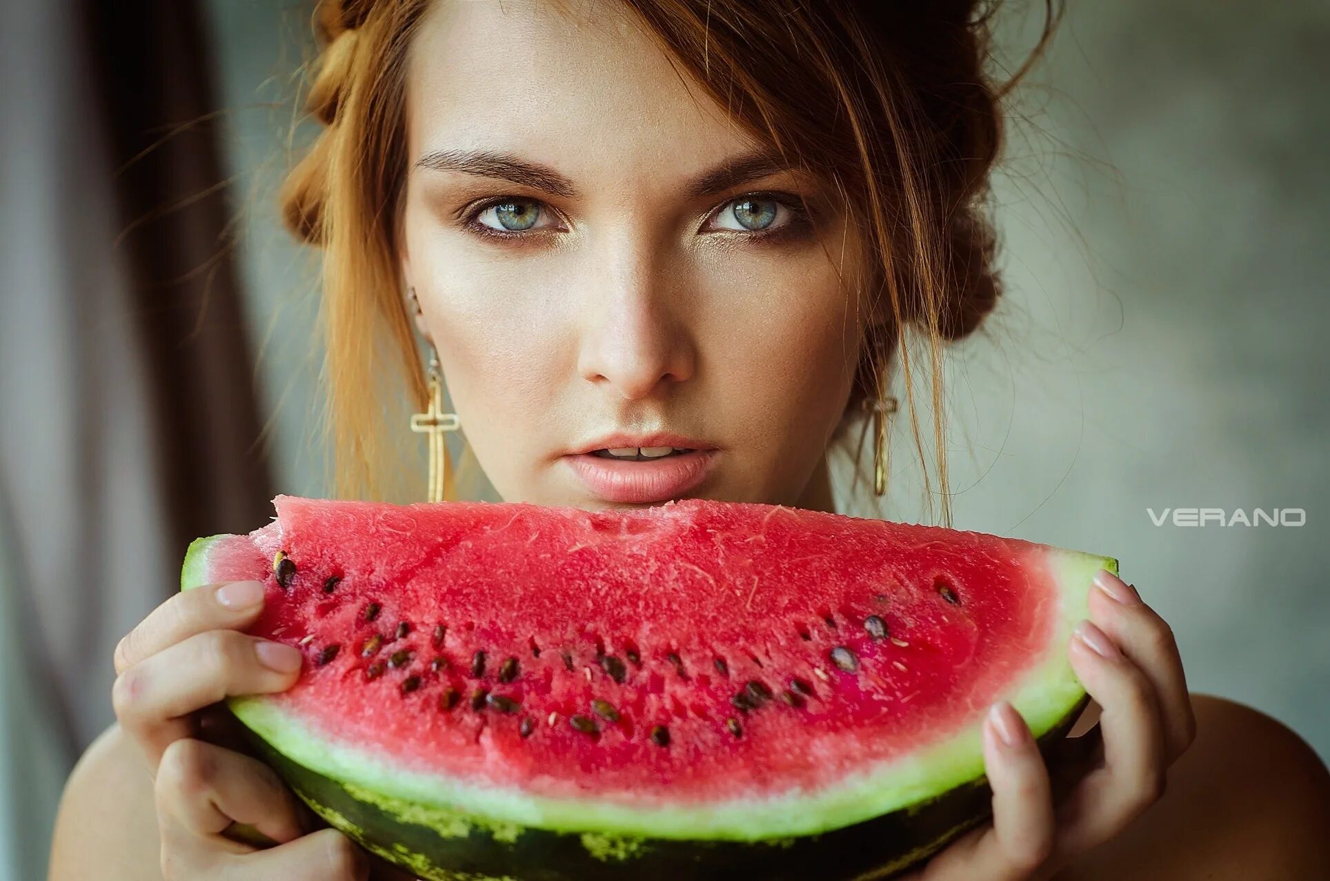 Фотосессия с фруктами. Девушка с арбузом. Красивые девушки с фруктами. Портретная фотосессия с фруктами.