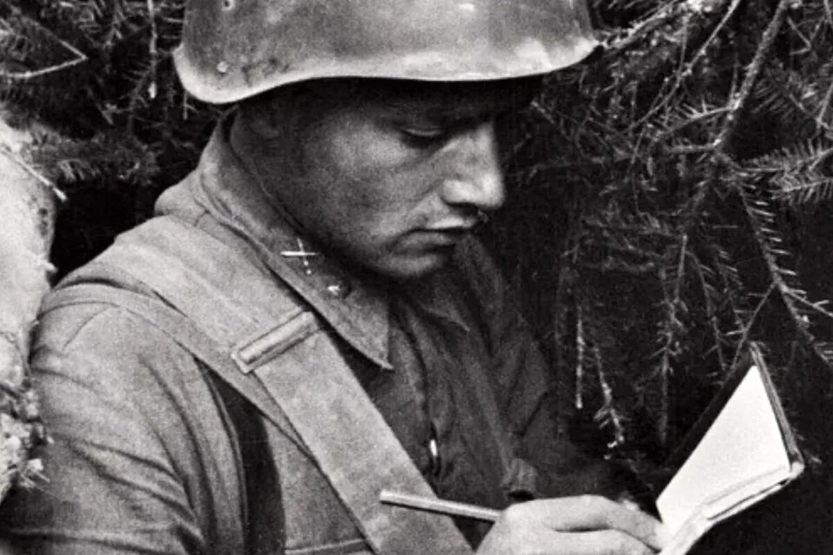Поэзия на фронте. Солдат пишет письмо. Солдат Великой Отечественной. Авторы во время великой отечественной войны