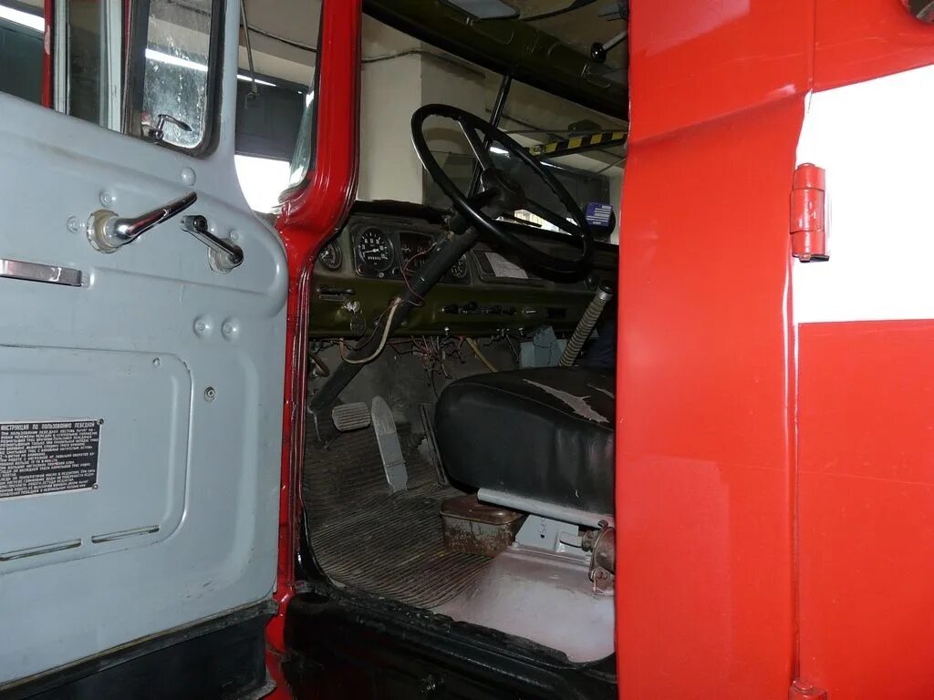 Кабина пожарного автомобиля. Урал 5557 ац 3 40 10. Зил 131 40 пожарный салон. Oshkosh striker 4500. Пожарный урал 5557 внутри.