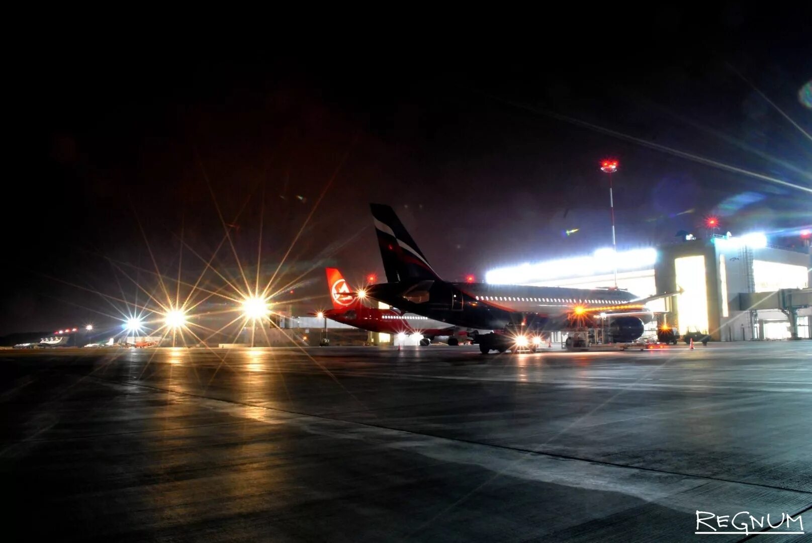 Работают ли аэропорты ночью. Ночной аэропорт Оренбург. Аэропорт Оренбург ночью. Аэропорт Сочи ночью. Ночной аэропорт Шереметьево.