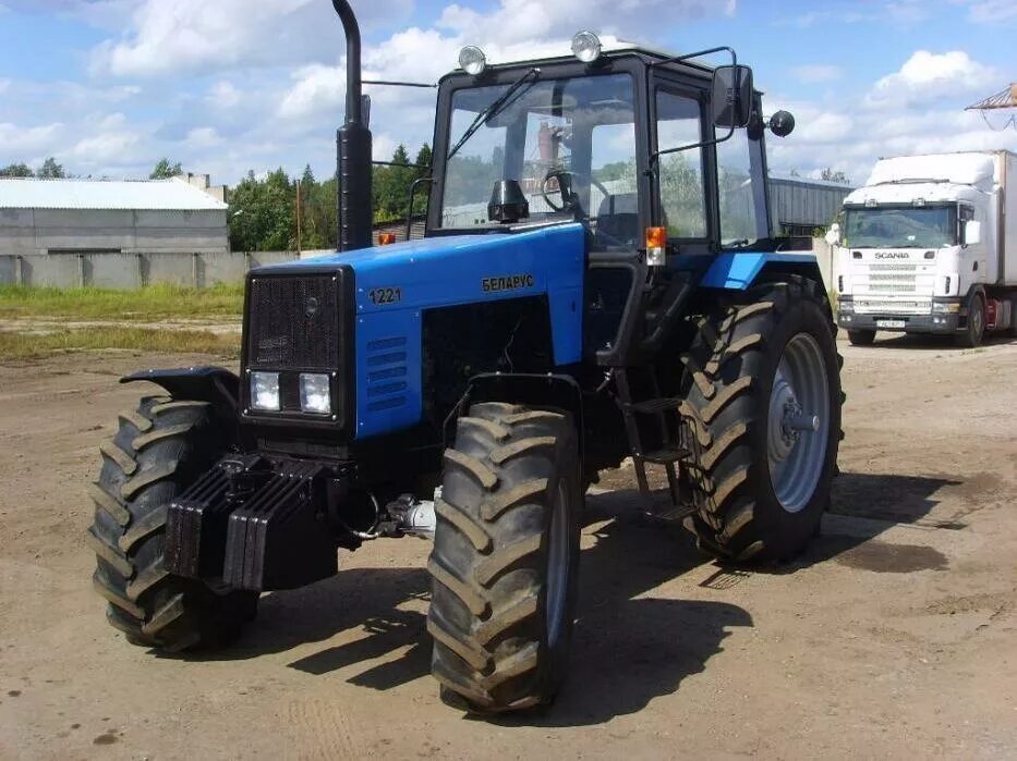 трактор 21 см красно-черный 22-201-3 ksc. синий трактор картинки животных. трактор tomy john deere. трактор беларус 1221. старый трактор в поле.