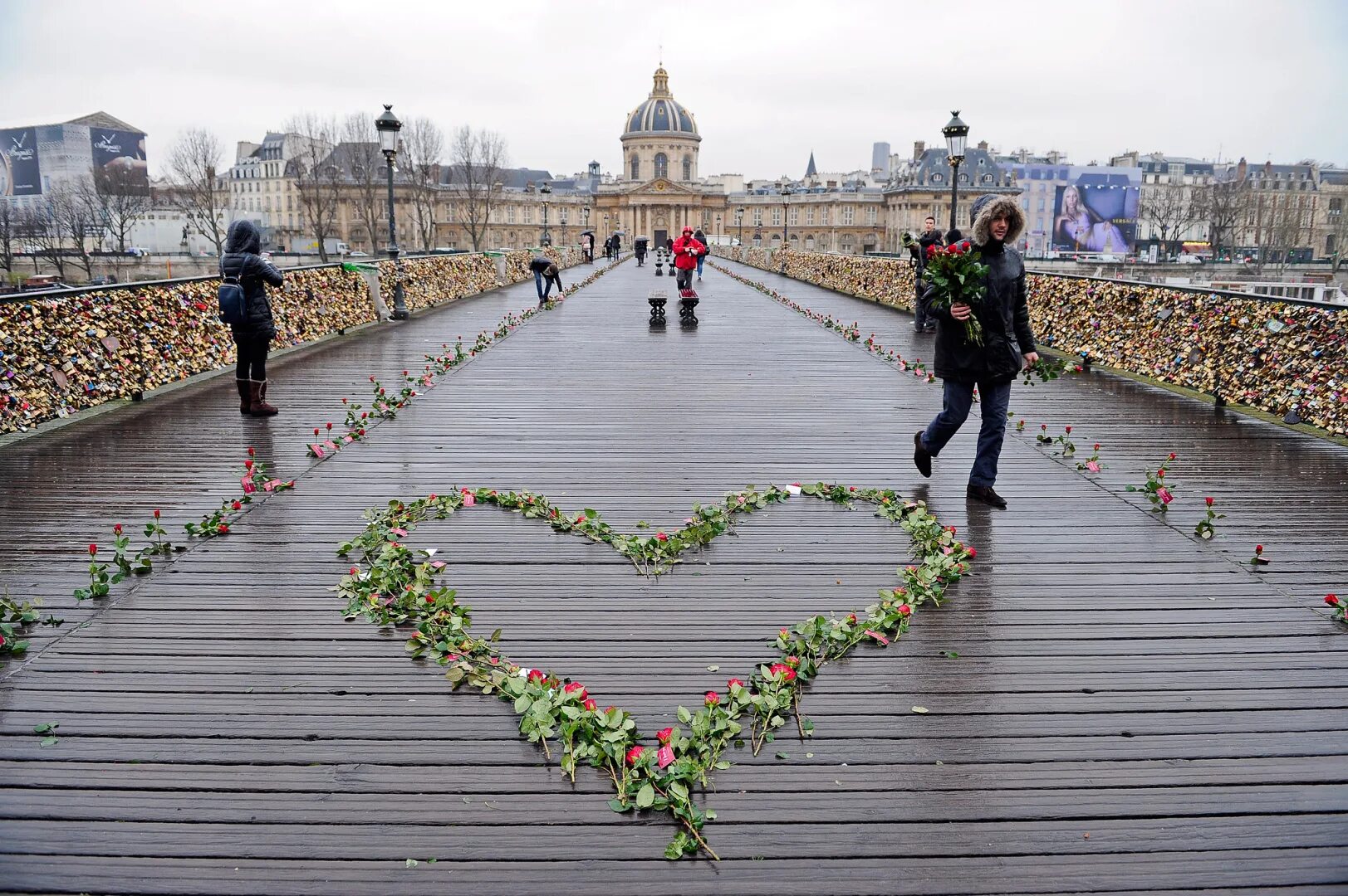 Апрель город любовь. Pont des Arts в Париже. Мост искусств Париж Франция. Мост влюбленных Франция. Мост любви в Париже.