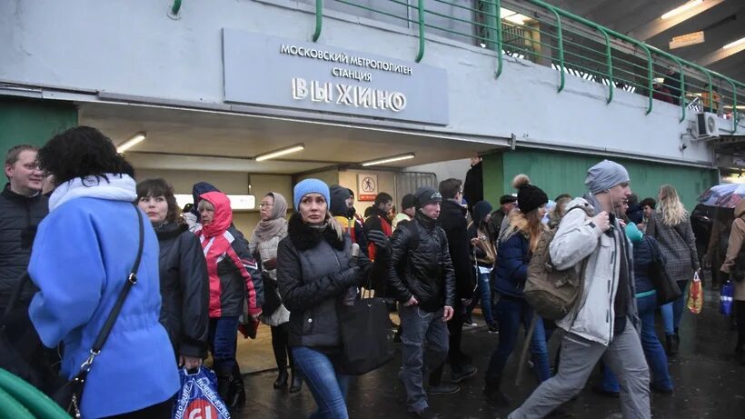 Метро выхино закроют. Станция метро Выхино. Станция Выхино. Станция метро Выхино час пик. Платформа Выхино в час пик.