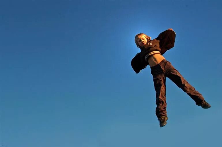 Летающий человек. Фото летающего человека. Хлопанье ногами в прыжке. Летающий человек играть