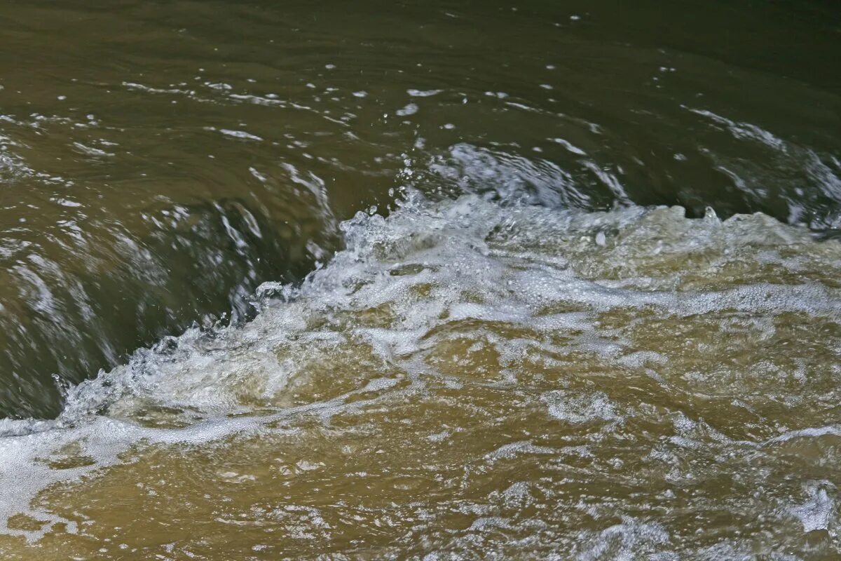 Вода река. Поток воды. Поток воды в реке. Поток воды в ручье кадушка. Вода спала в реке