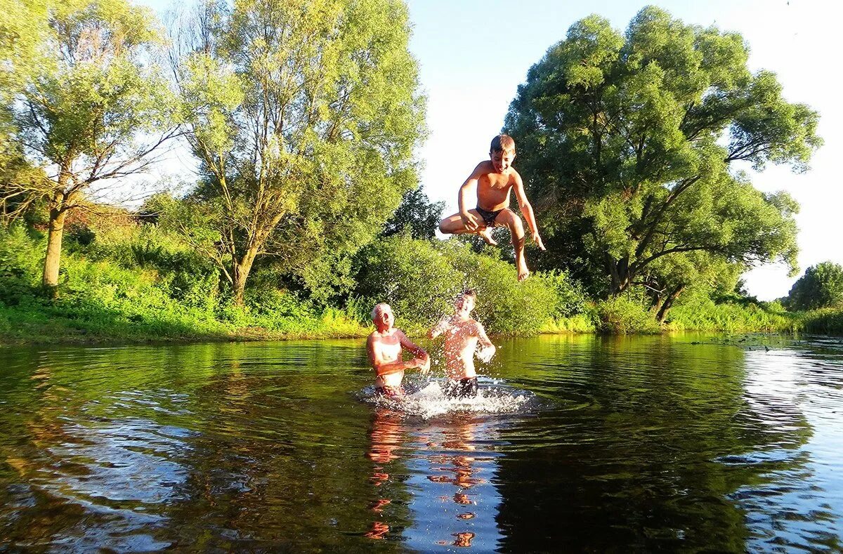 Купание в деревне. Летом на речке. Речка в деревне летом. Лето в деревне на речке. На речке.