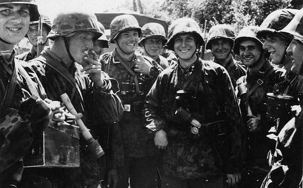 Сс восток. Солдаты Waffen SS. Солдаты. Ваффен СС Лейбштандарт. Солдаты дивизии СС Лейбштандарт. Вермахт Ваффен СС.