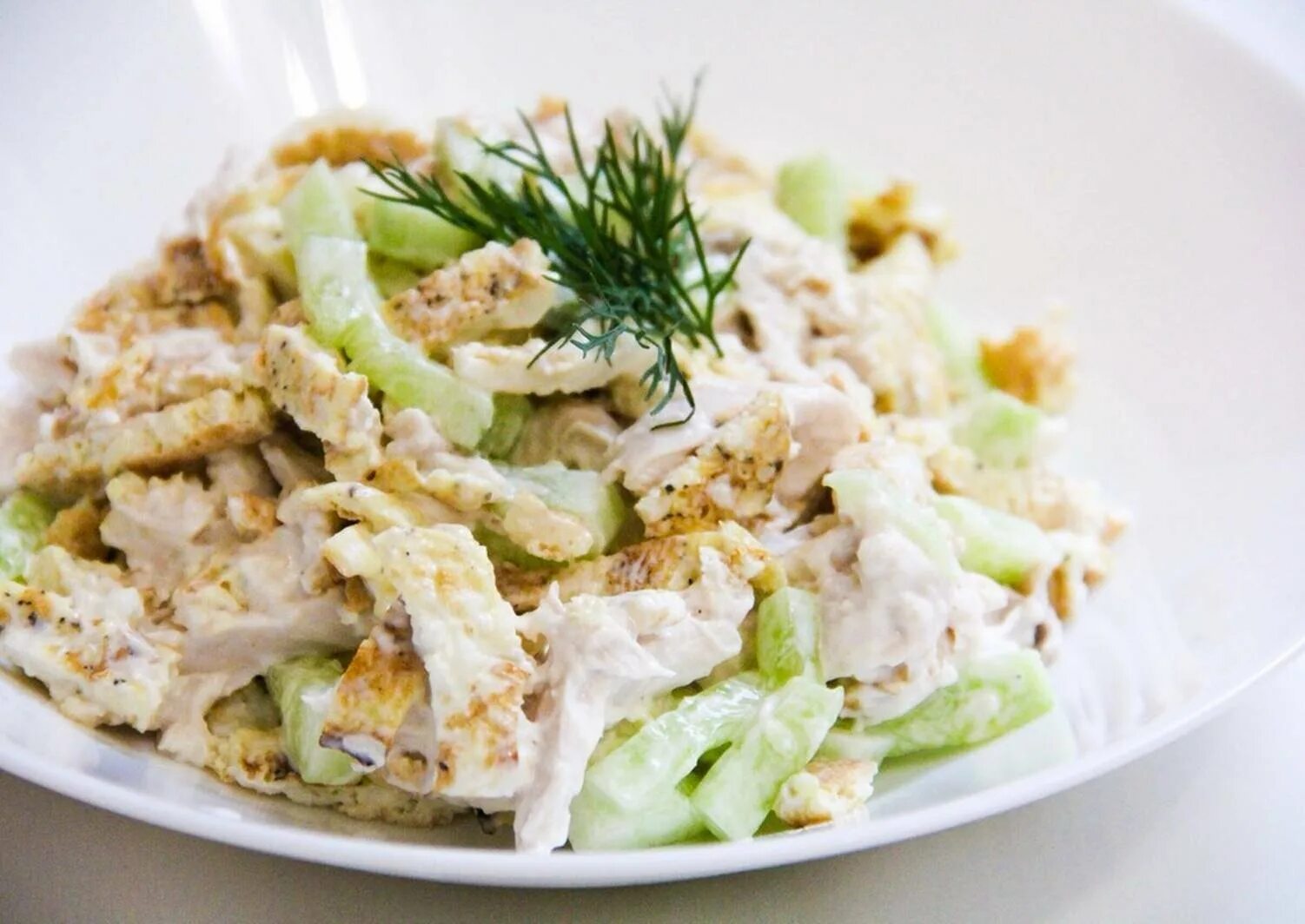 Салат из куриной грудки огурцов яиц. Салат с омлетными блинчиками и курицей и огурцом. салат с яичными блинчиками и курицей. салат с яичными блинами и курицей. салат с блинчиками из яиц.