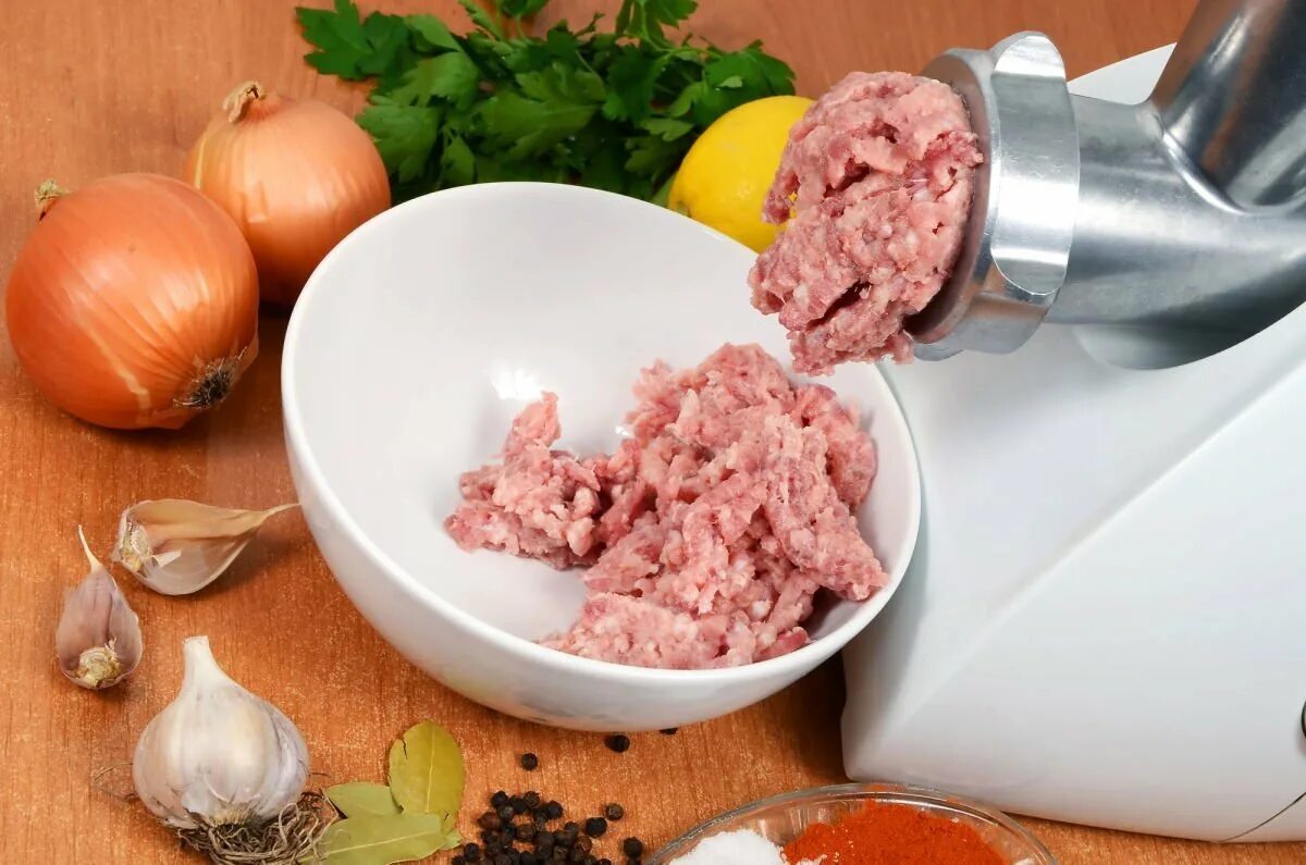 Как приготовить фарш для котлет. Фарш для котлет. мясаровка фарш для котлета. приготовление фарша на мясорубке. фарш куриный мясорубка.