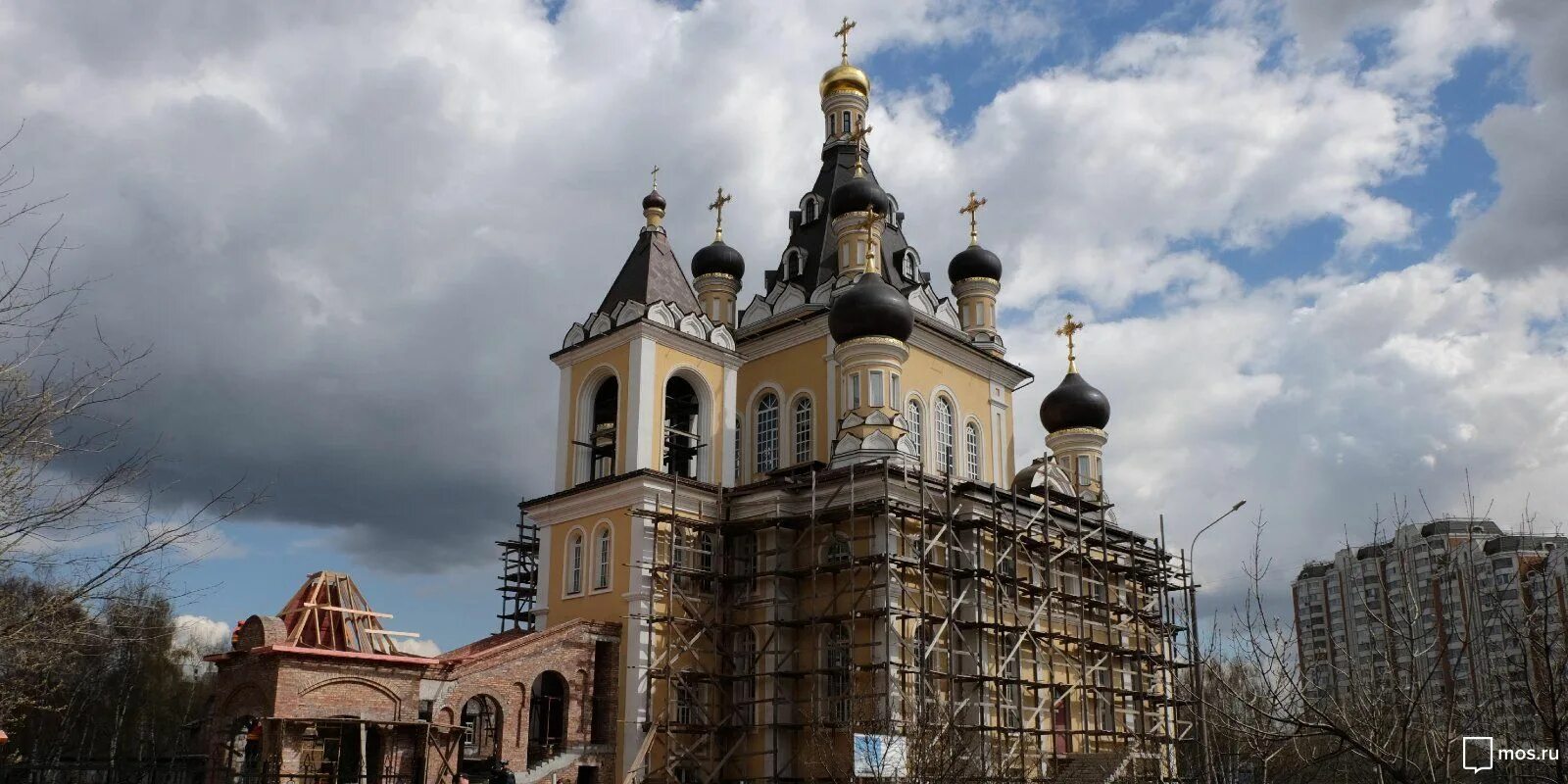 Храм сретения господня в жулебино. Храмовый комплекс Сретения Господня в Жулебино. Храмовый комплекс в Жулебино. Сретенский храм в Жулебино. Жулебино храм улица Саранская.