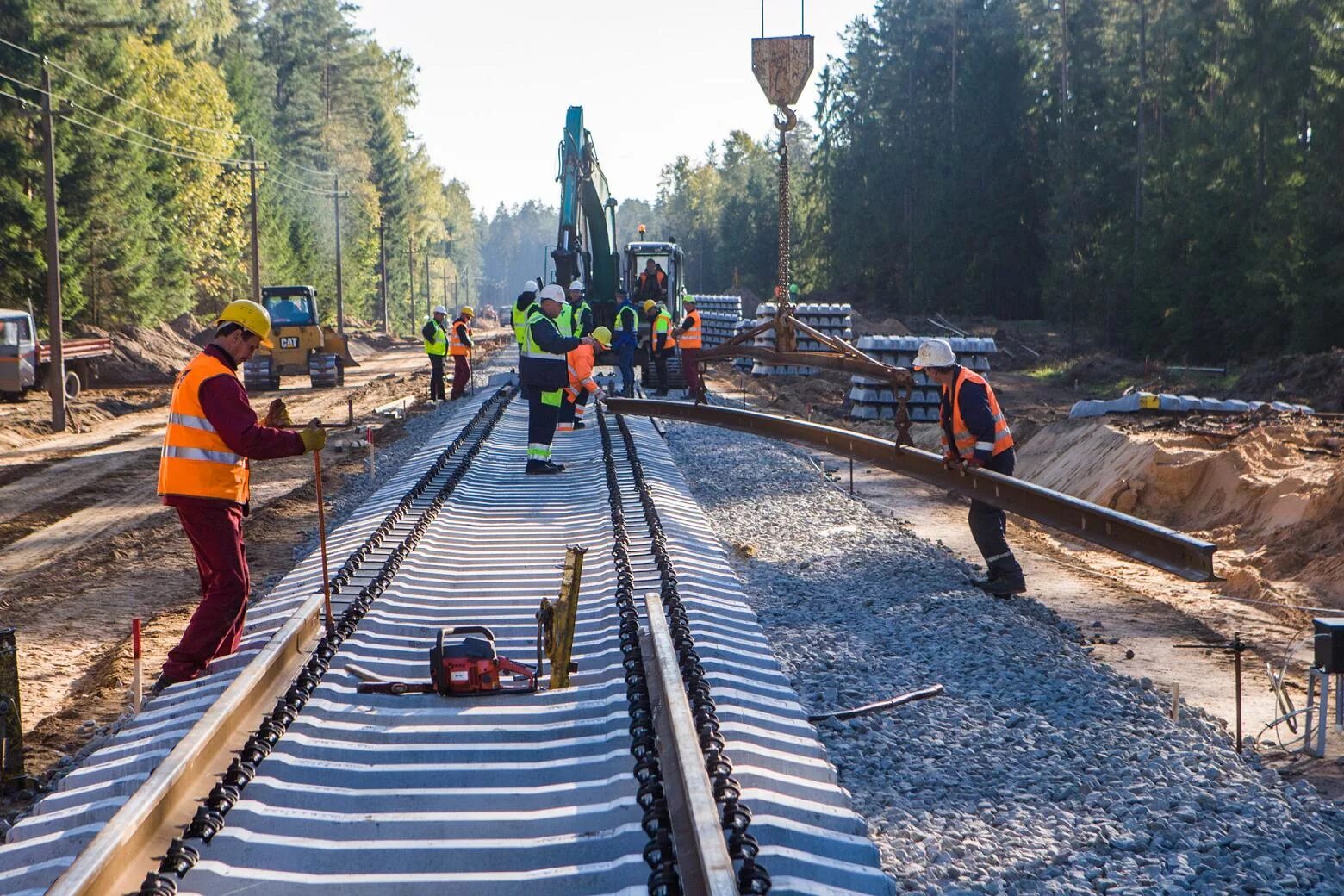 Строительная железная дорога. Строители железнодорожной магистрали Rail Baltica. Рейл Балтика железная дорога. Междуреченск Тайшет железная дорога. Реконструкция железнодорожного пути.