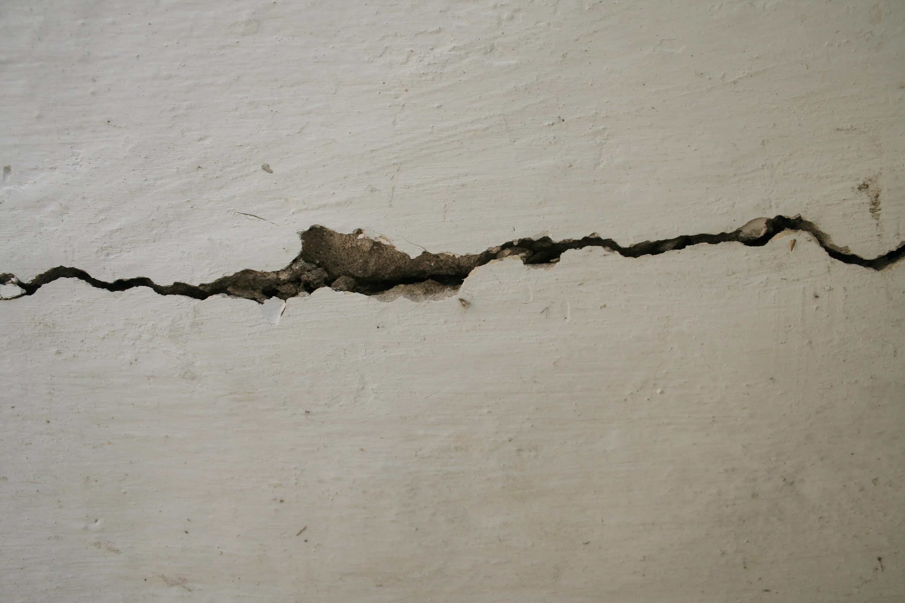 Wall crack. Cracked Wall. Трещины x,. Cracks on the Wall. Длинными трещинами