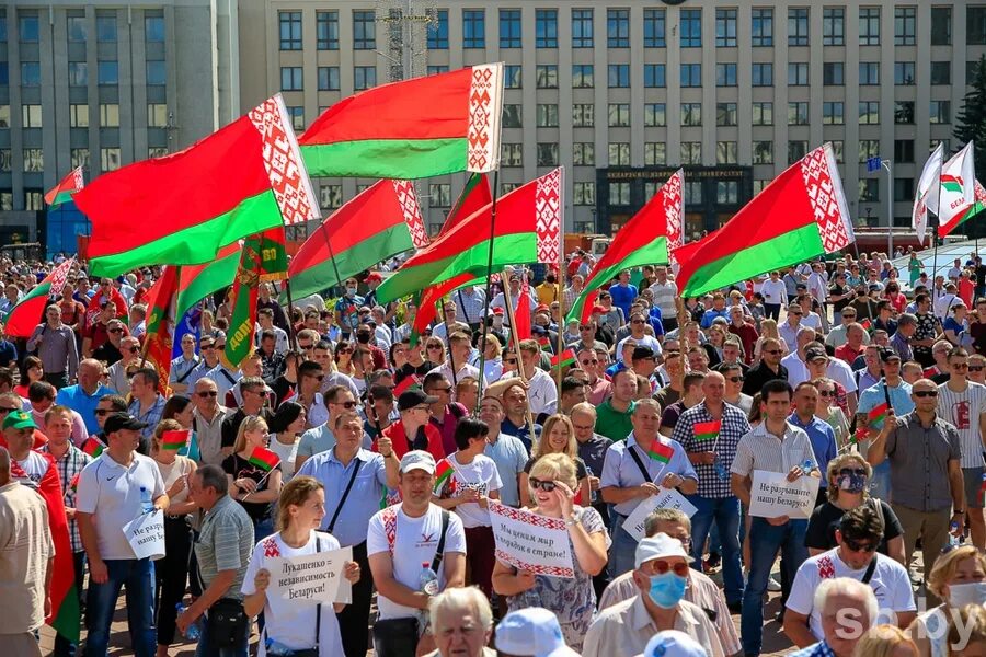 24 августа минск. 24 августа минск. Марш свободы в минске 2020. Митинги в белоруссии 2020 против лукашенко. Минск август 2020.