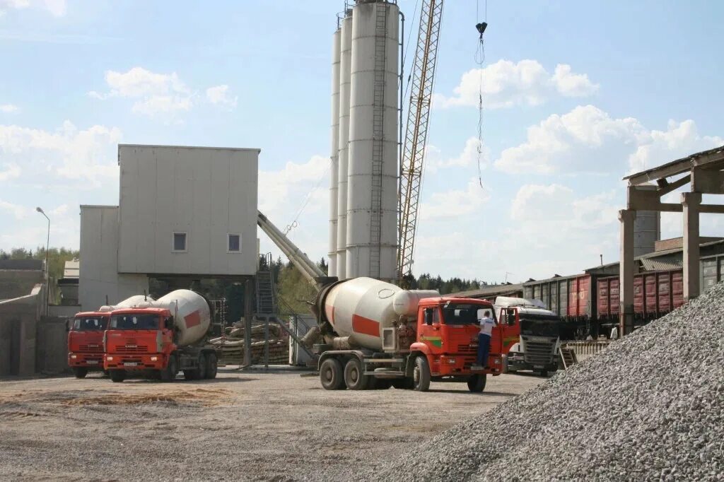 манипулятор везет колодезные кольца. бетонный завод чехов. рбу бетонный завод. рбу бетонный завод. евромастер цемент.