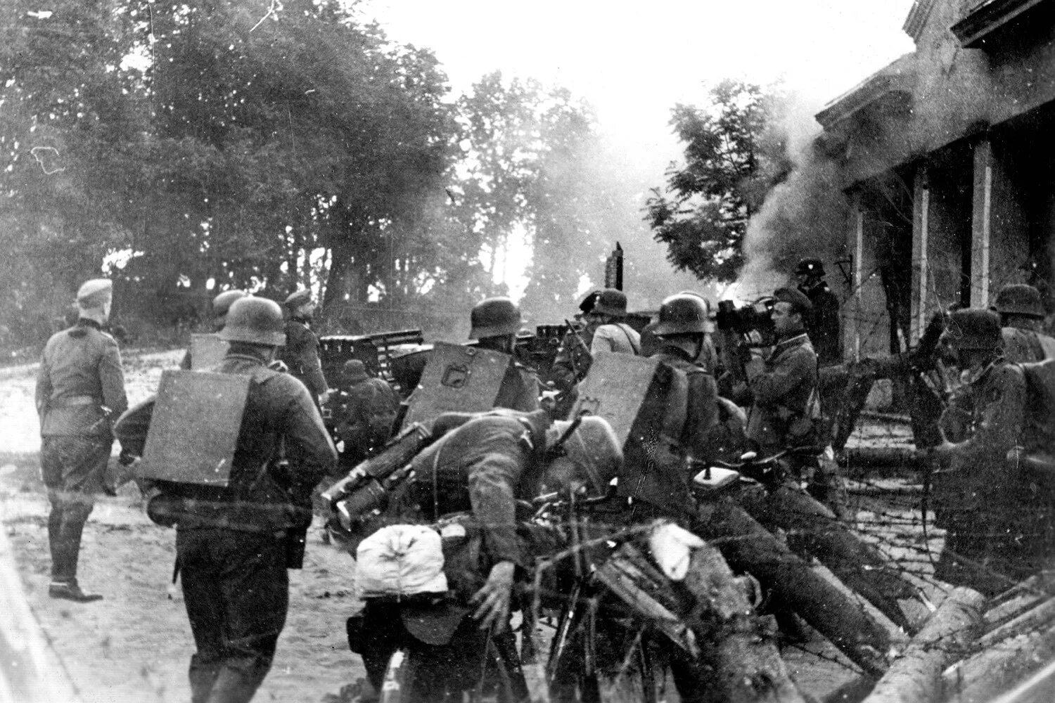 Первое нападение германии. Солдаты вермахта 22 июня 1941. Фашисты напали на СССР 1941. Солдаты вермахта июнь 1941. 22 Июня 1941 немецкие войска пересекают границу.