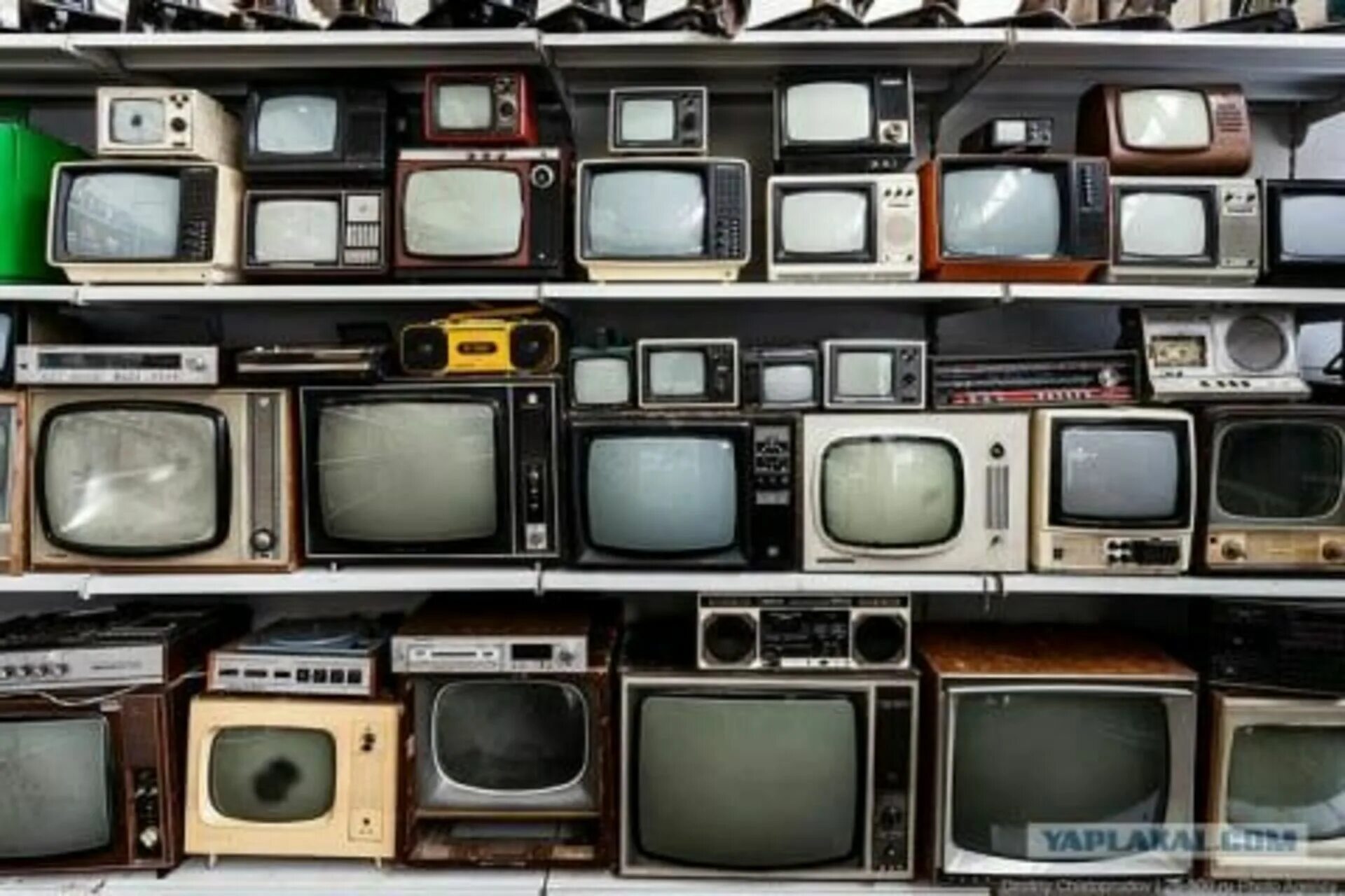 Старый телевизор. Старинный телевизор. Бытовая техника СССР. Старая техника.