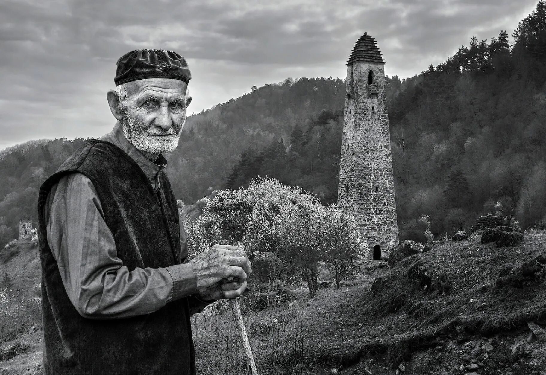 Седая древность. Кавказский аксакал в горах. Старик в горах. Кавказские старики. Долгожители Кавказа.